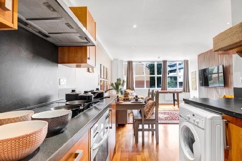 Moroccan Charm, Sleeps 8, Underground Parking Birmingham