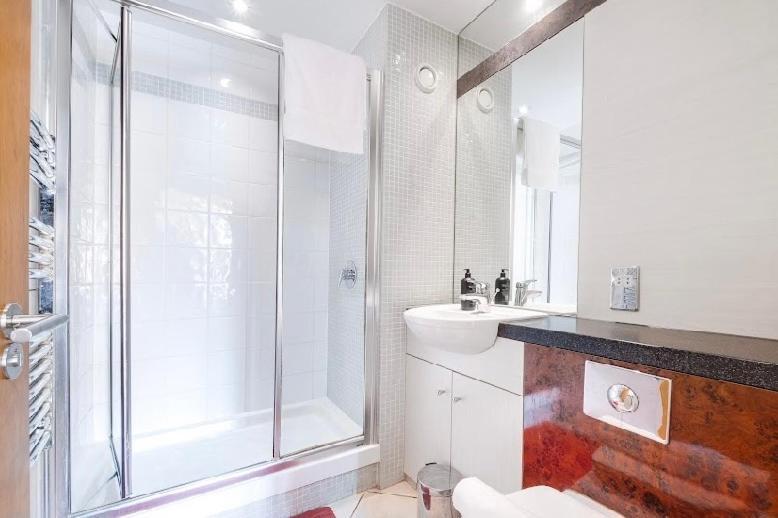 Moroccan Charm, Sleeps 8, Underground Parking Birmingham