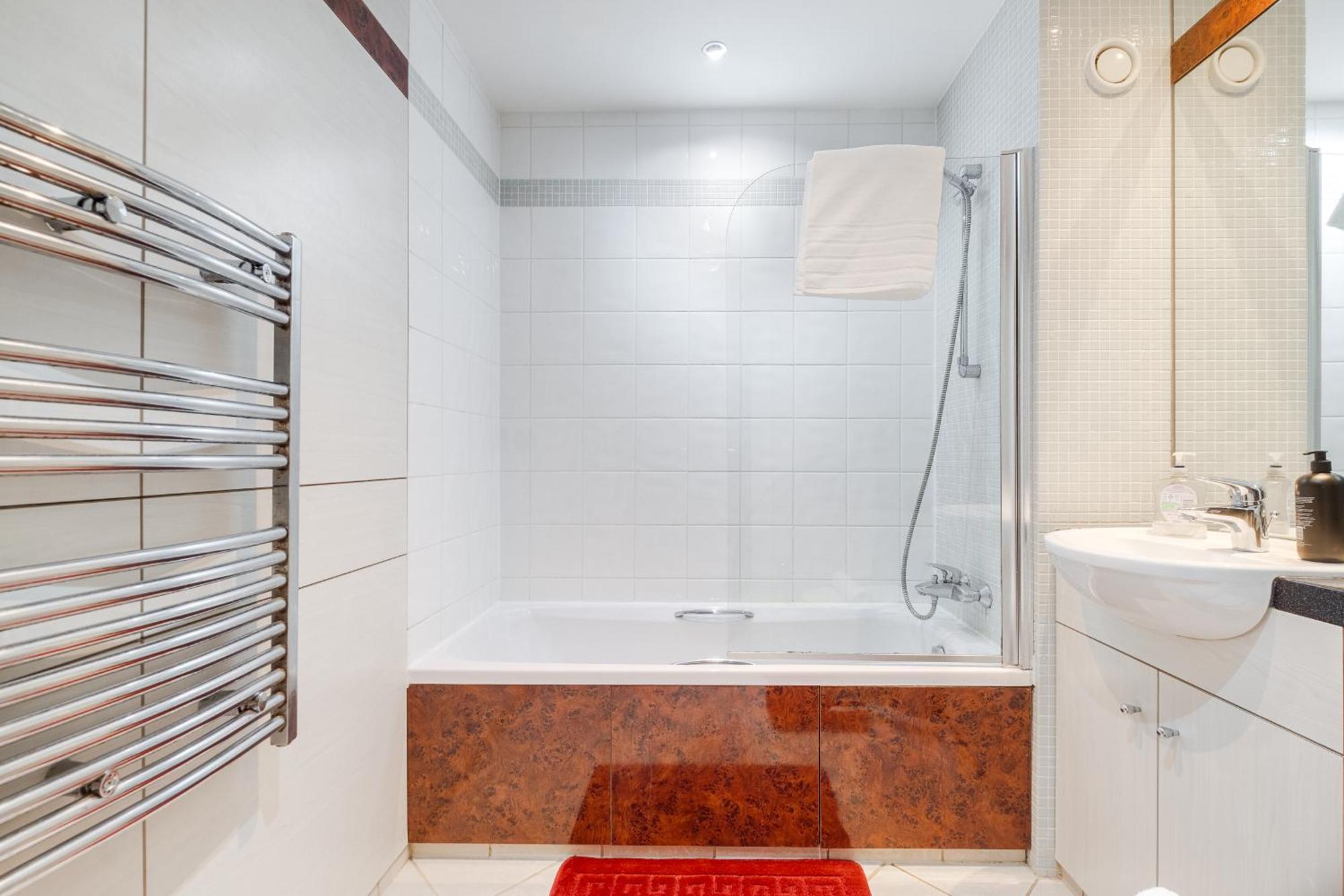 Apartment Moroccan Charm, Sleeps 8, Underground Parking *
