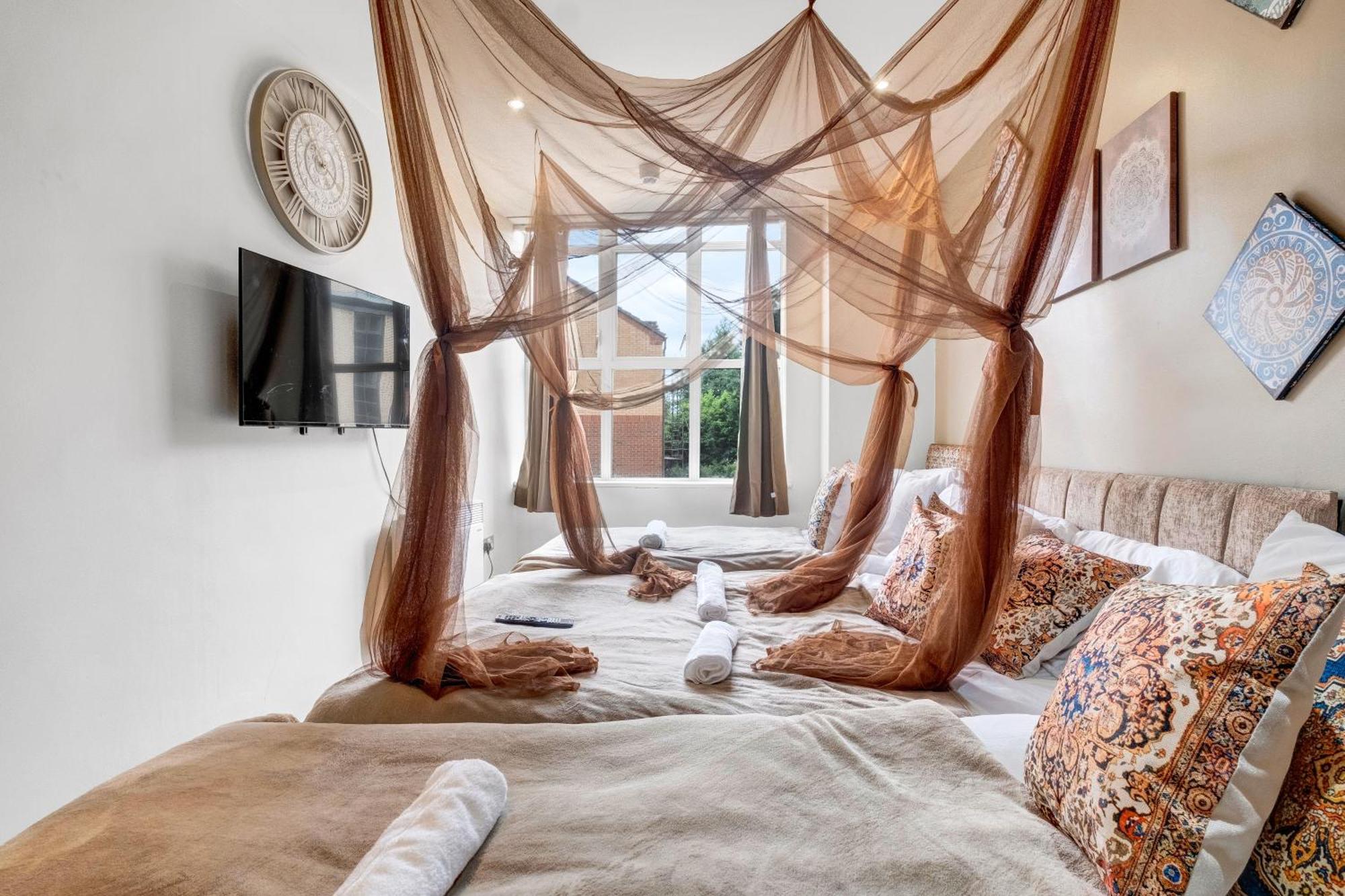 Moroccan Charm, Sleeps 8, Underground Parking Apartment Birmingham