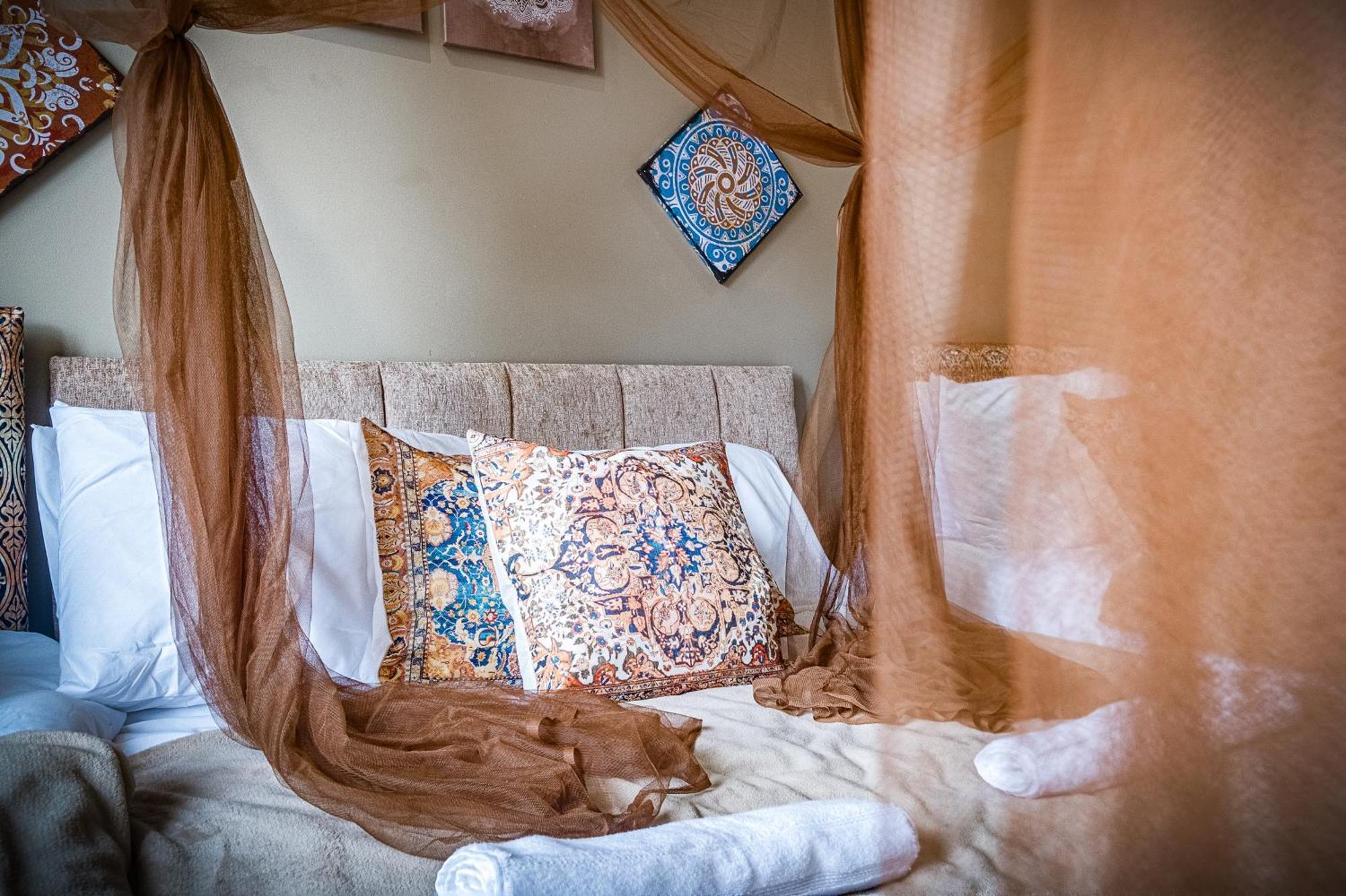 Moroccan Charm, Sleeps 8, Underground Parking Apartment
