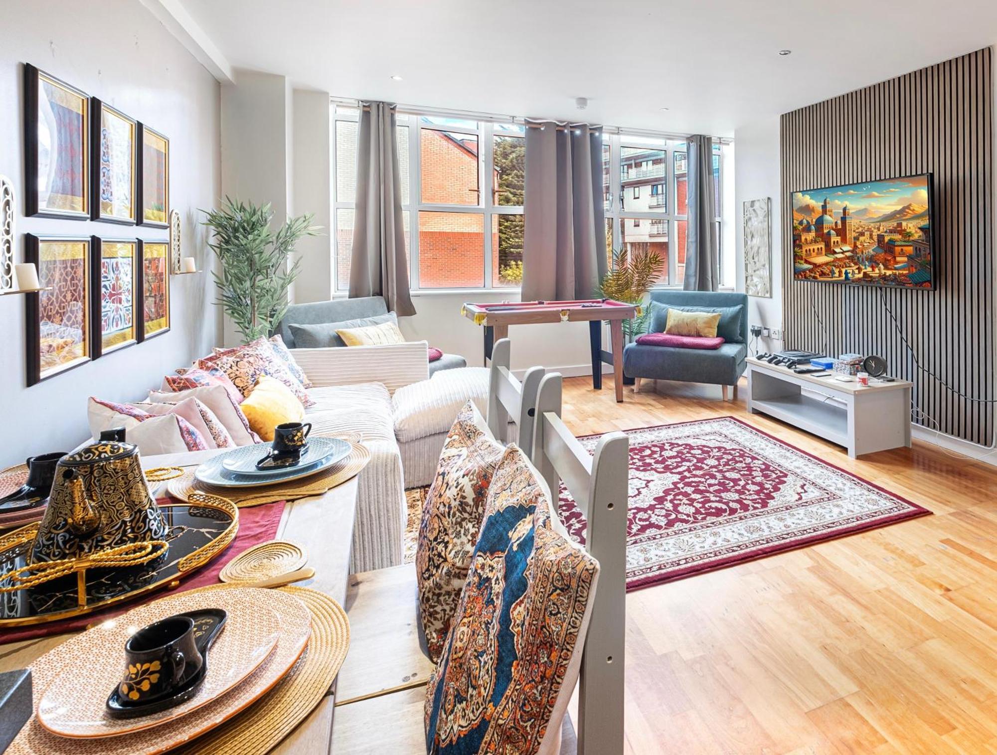 Moroccan Charm, Sleeps 8, Underground Parking Apartment Birmingham